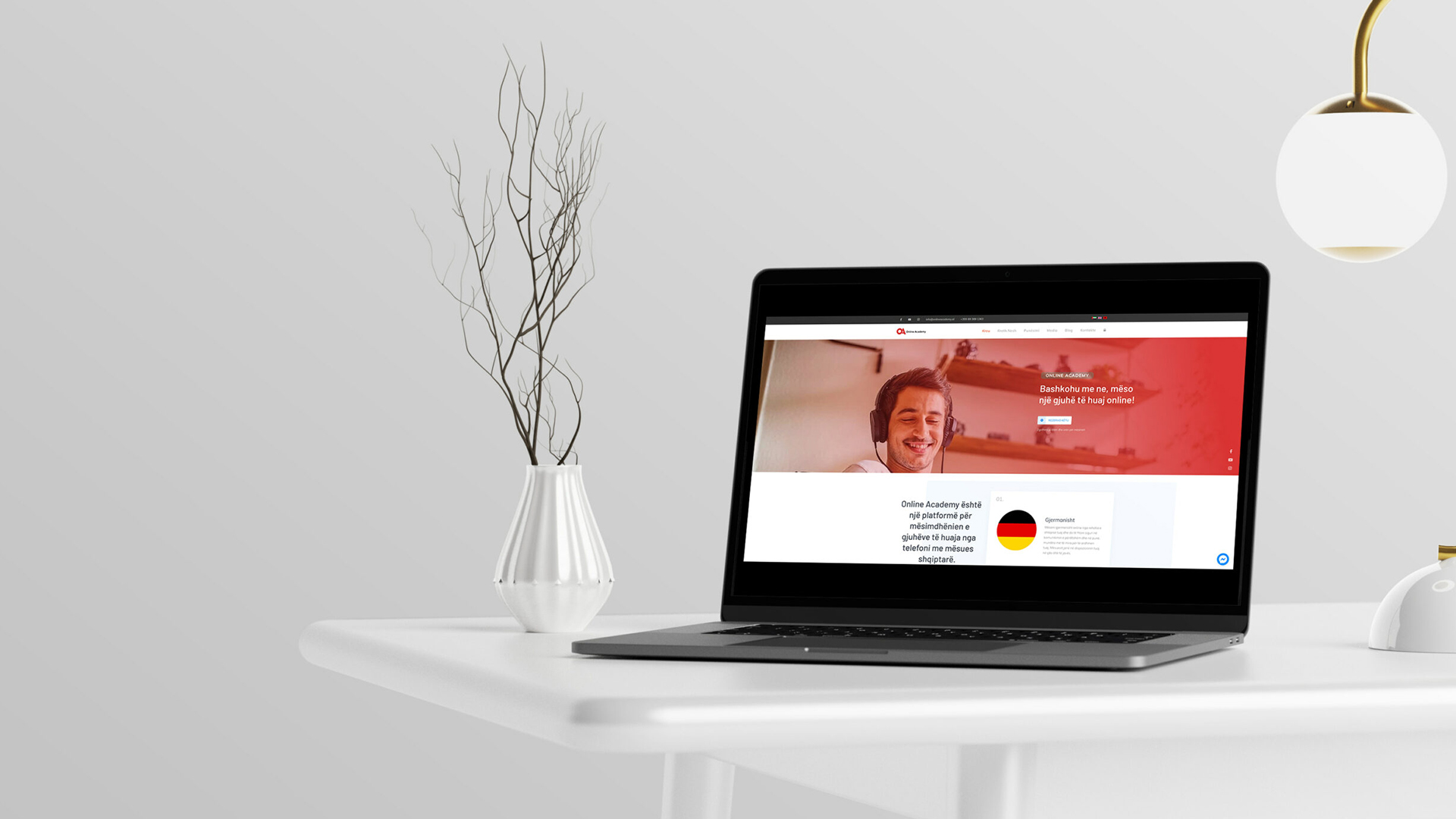 The Online Academy platform, offering foreign language courses by phone with Albanian teachers.