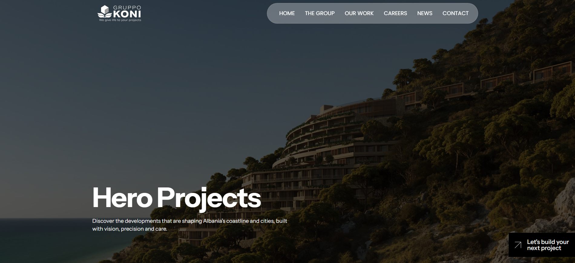 Lista e projekteve në Shqipëri: titulli «Hero Projects» mbi një hotel të vendosur në shpatin e një kodre me pamje nga deti.